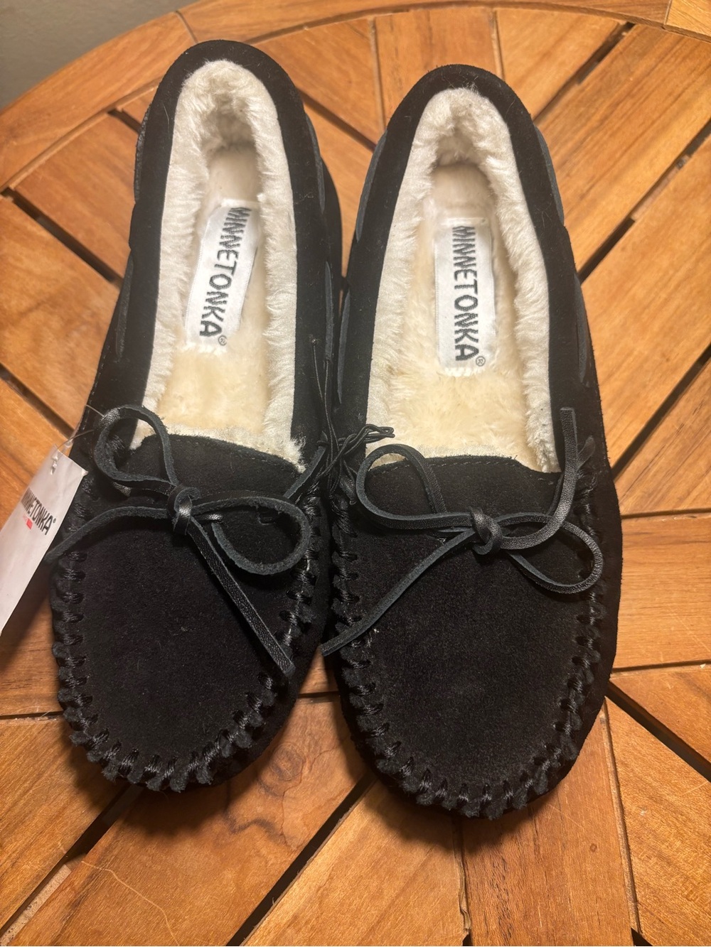 NWT Minnetonka Women's Black Suede Faux Fur Lined Moccasins Flats 5M